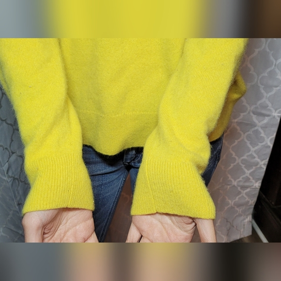 Fossil Cashmere Gwen Sweater V-neck - Picture 6 of 10